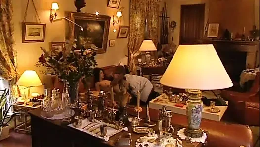 Две сексуальные винтажные милфы-лесбиянки лижут волосатую киску друг другу и получают сперму на их большие сиськи