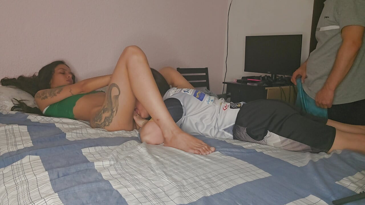 Pati apni patni ke sath lesbiyan chudaee karte hue pakarta hai