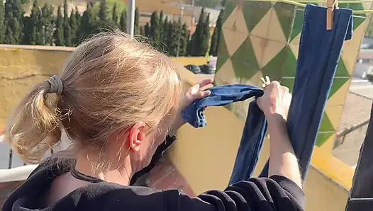 Ruang mesin cuci - tetanggaku lagi asik nyepong kontol dan aku crot di mulutnya