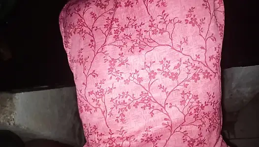 Er rief Anjali Bhabhi in das Zimmer, um jemanden zu treffen.