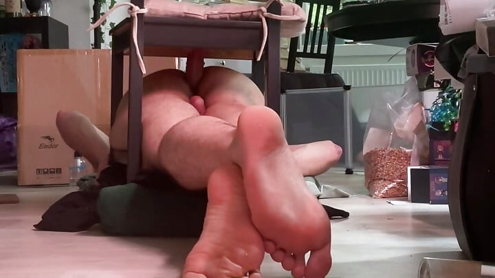 椅子を使ってハンズフリーで自分を突いてオーガズムに達する