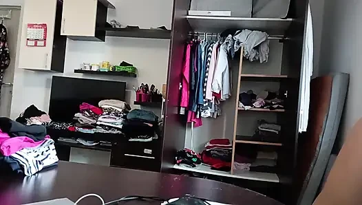 Wanita amatir bersenang-senang mencoba pakaian dan memotongnya