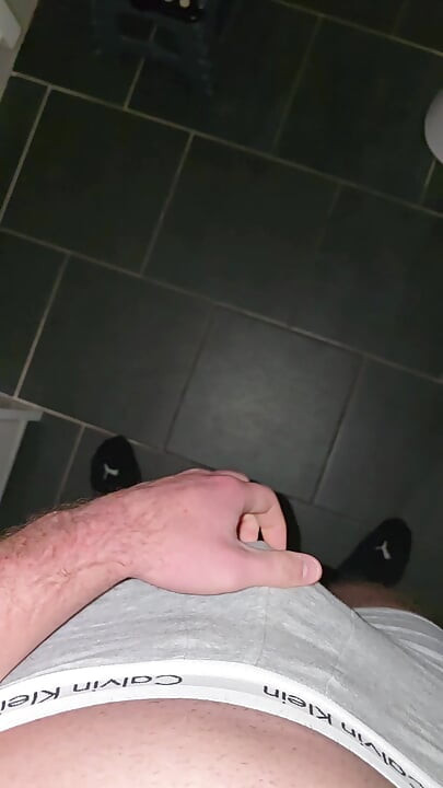 Calvin Klein Igra se s izbočinom u sivom donjem rublju PhantomGentX