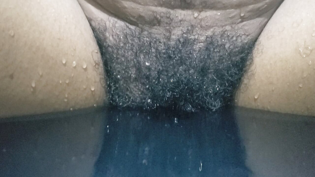 Hete vrouw grote kut close-up in oceaan golven, opstaand eigengemaakte seks dragend