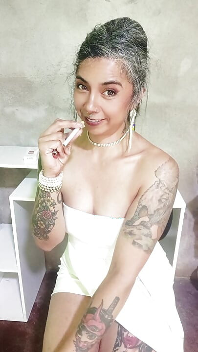 Mi especial cóctel caliente en vestido blanco