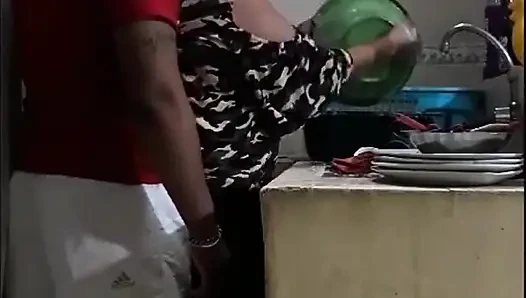 Karyawan ngentot waktu lagi cuci piring - istriku hampir mergokin kami lagi cuci piring