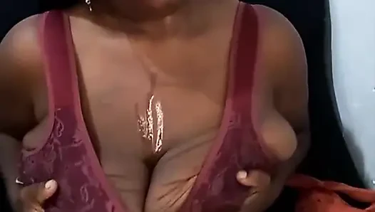 Kleidung anprobieren, während ich masturbiere, und mich in meinem großen Zustand hingeben
