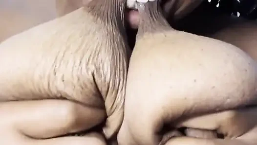 Ich beiße in meinen riesigen, köstlichen