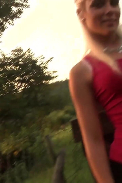 Sandy si gadis hot rambut pirang lagi asik nyepong dan ngentot habis-habisan di ruangan casting bokep pertamanya