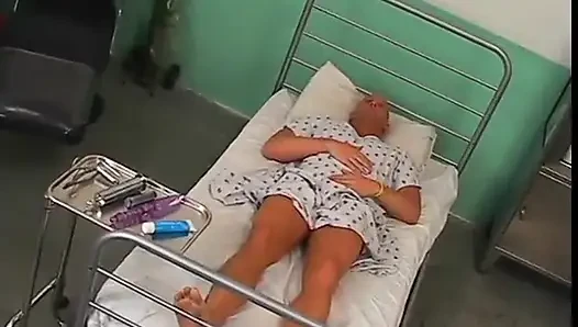 Горячая медсестра-блондинка всовывает термометр в задницу мужика в операционной