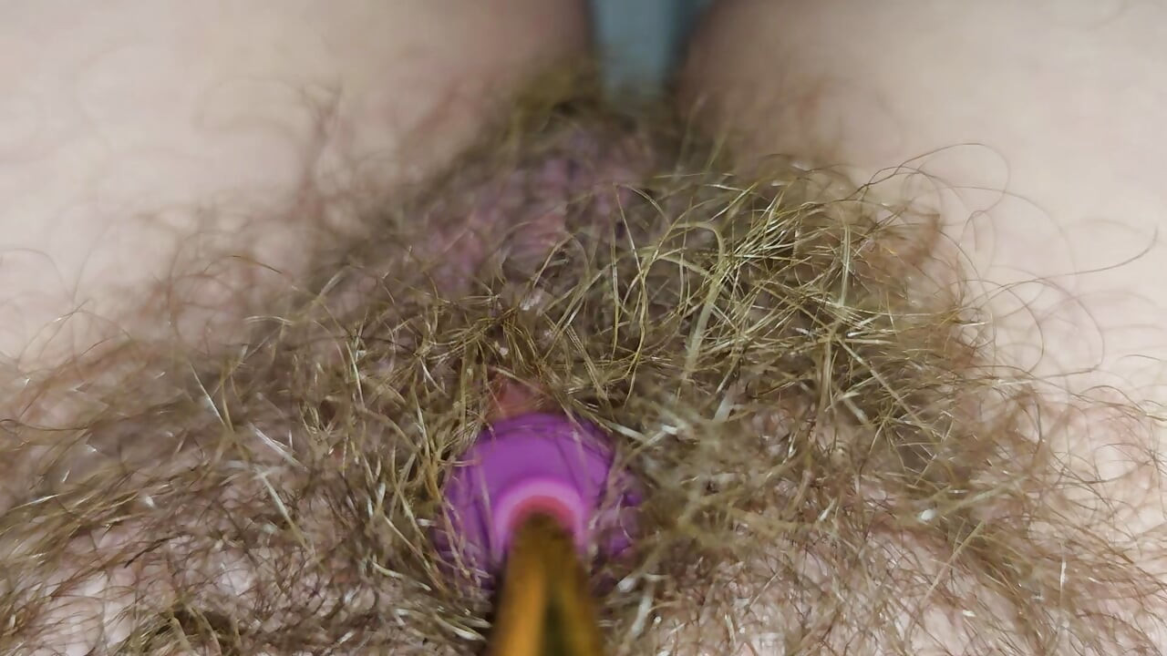 Velika dlakava pička isprobava novi vibrator.