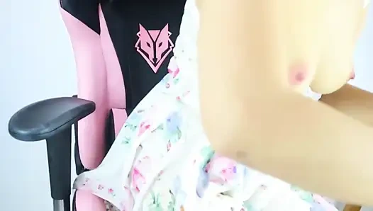 Мне скучно играть соло с игрушками в цветочном платье