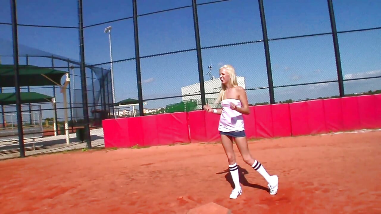 Si blonde seksi dikongkek zakar besar dan creampie