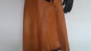 Falda de cuero roja y abrigo de cuero marrón