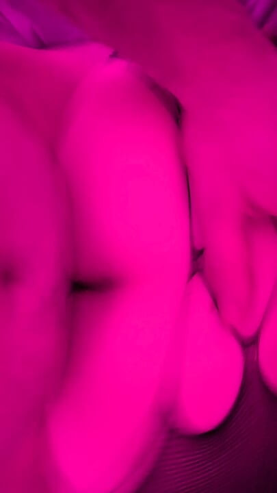 Gorąca żona zostaje wbita głęboko w namiętnego misjonarza i pieska - moczenie mokre i jęki głośno!