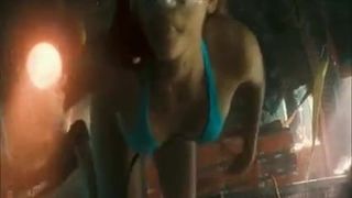 Jessica Alba duikt erg sexy
