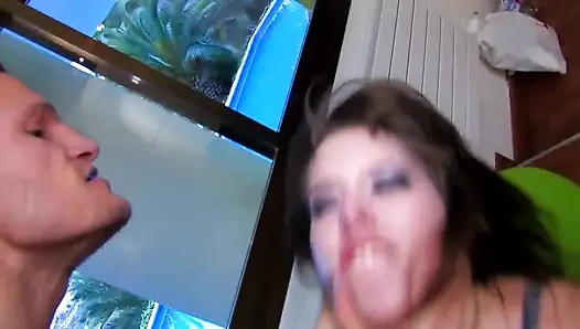 Küçük memeli sevimli esmer kız büyük yarakla götten sikişiyor