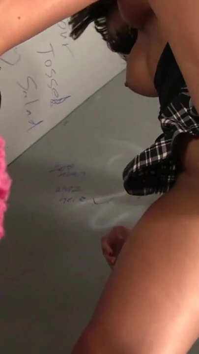 لحظة لا تنسى من "Gloryhole Throat Action - المجلد 10 المشهد 4"