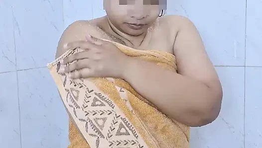 Hijab schulmädchen 18+ zieht sich aus und schrubbt ihren körper, um ihre haut wie ein pornostar nach dem unterricht zu machen - Minokiiko