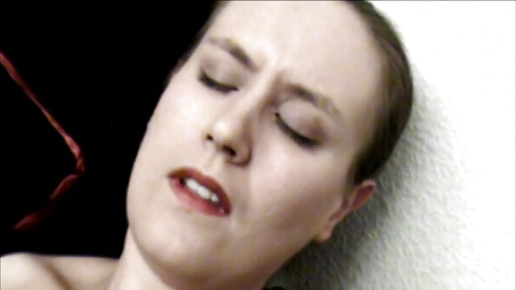 Cycata dziwka uwielbia być masturbowana przez kobiety