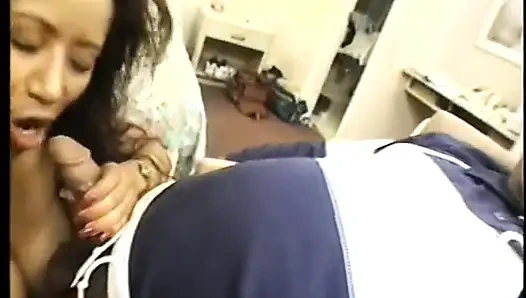 Сексуальной экзотической милфе трахают в задницу членом во время тройничка