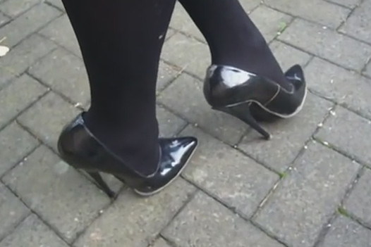 Passeando pela rua com meus sapatos de salto alto de couro preto