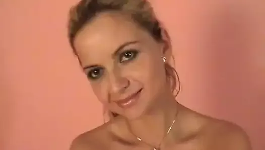 Je vous présente Alexia une vraie blonde à forte poitrine avec une grande envie de se montrer sur un site porno