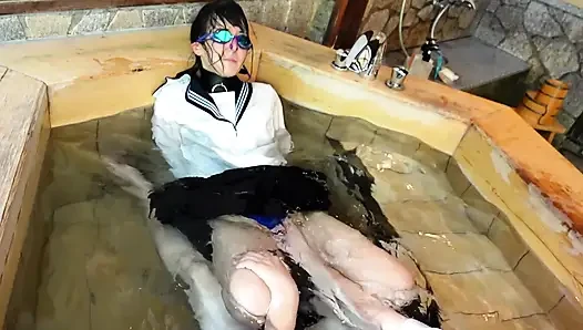 Tropfende Uniform, in einer Badewanne gefesselt und Unterricht außerhalb des Campus unterrichtet