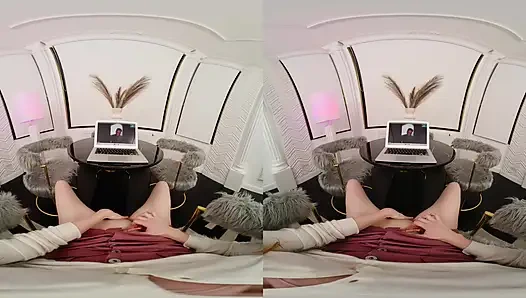 Трогаю себя перед моим учителем йоги - в VR