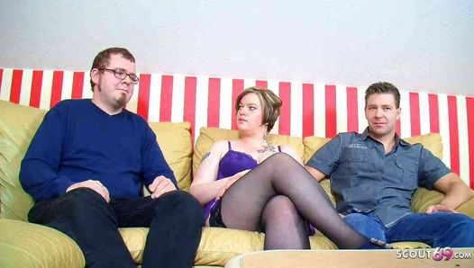 Duitse nerd cuckold laat bbw vrouw geneukt worden in een mmv -trio