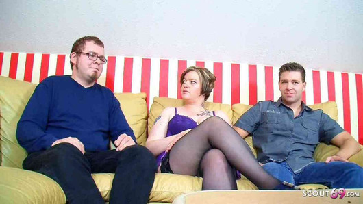 Duitse nerd cuckold laat bbw vrouw geneukt worden in een mmv -trio