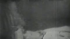 Ontevreden vrouw speelt met een enorme lul (vintage uit de jaren 50)