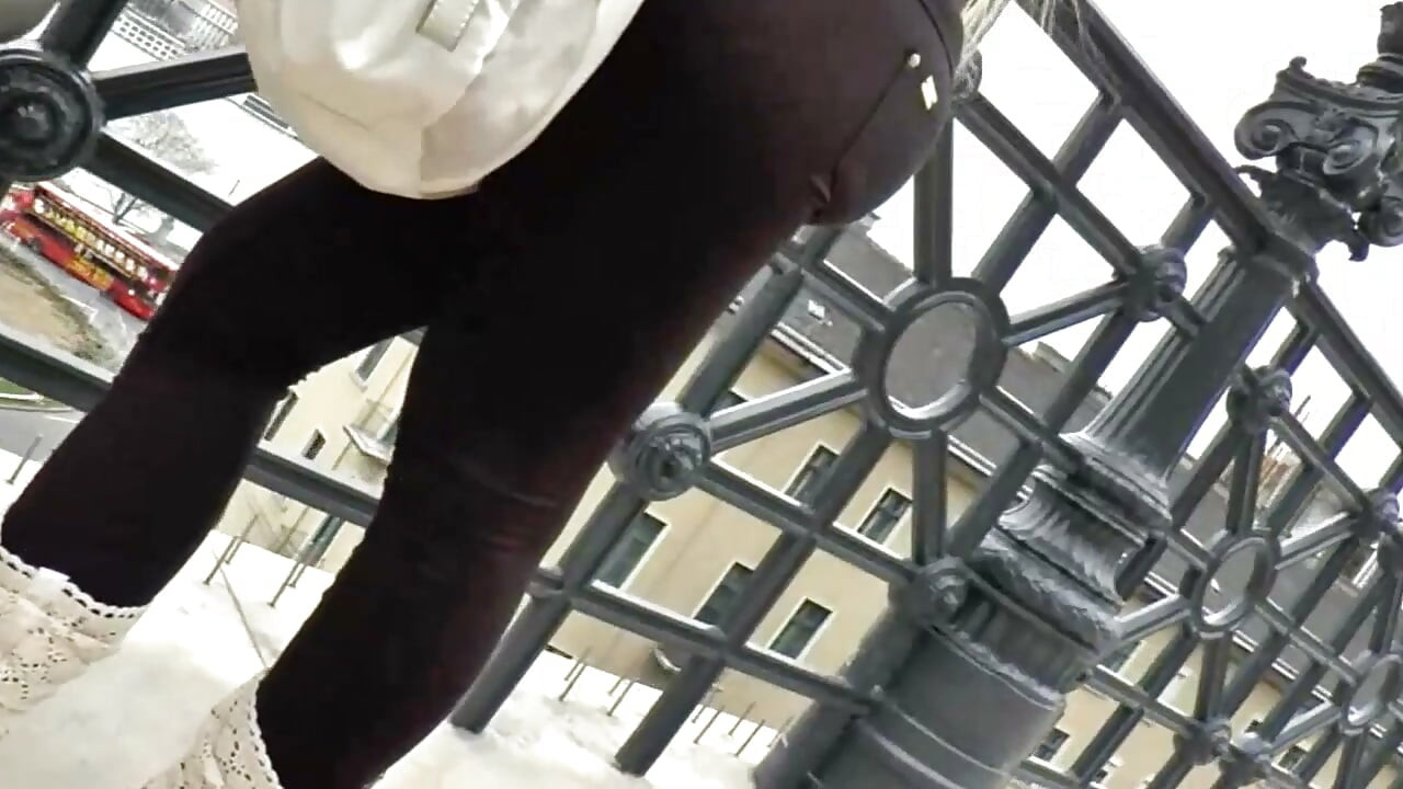 Une jeune salope baise avec son beau-père en secret