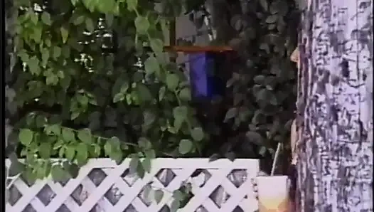 Мускулистый мужик и сексуальная милфа лижут киску, трахают киску