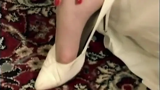 Esmer kadın büyük göğüslerini ve ekose eteğini azdırıyor