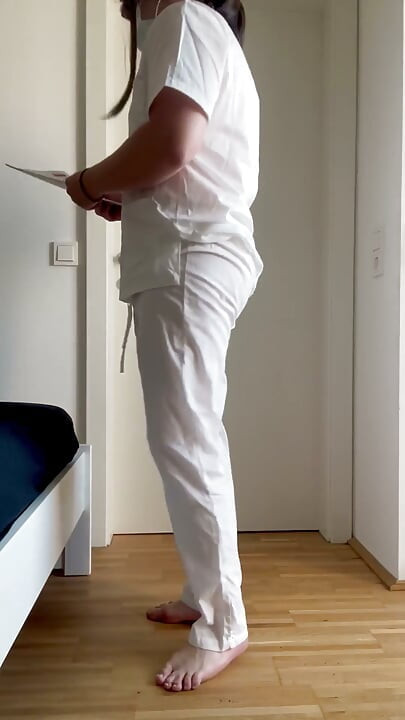 Femboy Medical Assistant czuje się z tobą komfortowo