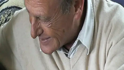 Kakek tua meniduri cucunya dan kemudian nenek dan temannya bergabung dengannya