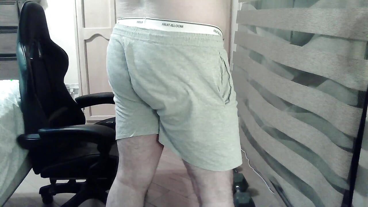 Muskularny camboy pręży mięśnie i przysiaduje