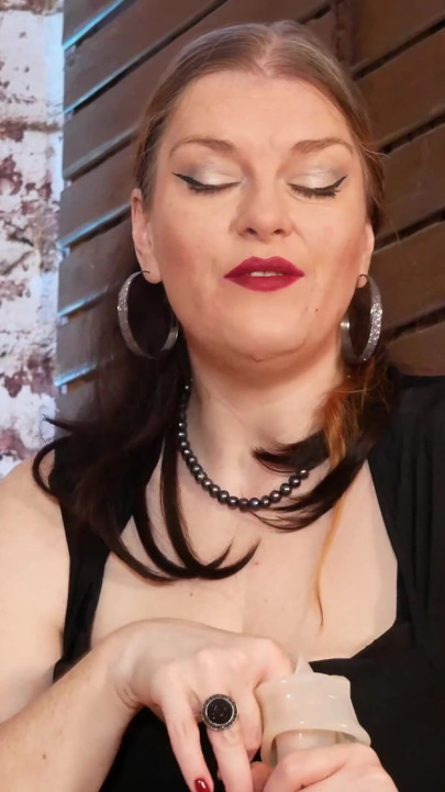 Bundan böyle, kontrolüm bende olduğu için kendine dokunmayacaksın ve hiçbir şekilde kendinle oynaşmayacaksın | Klip 1