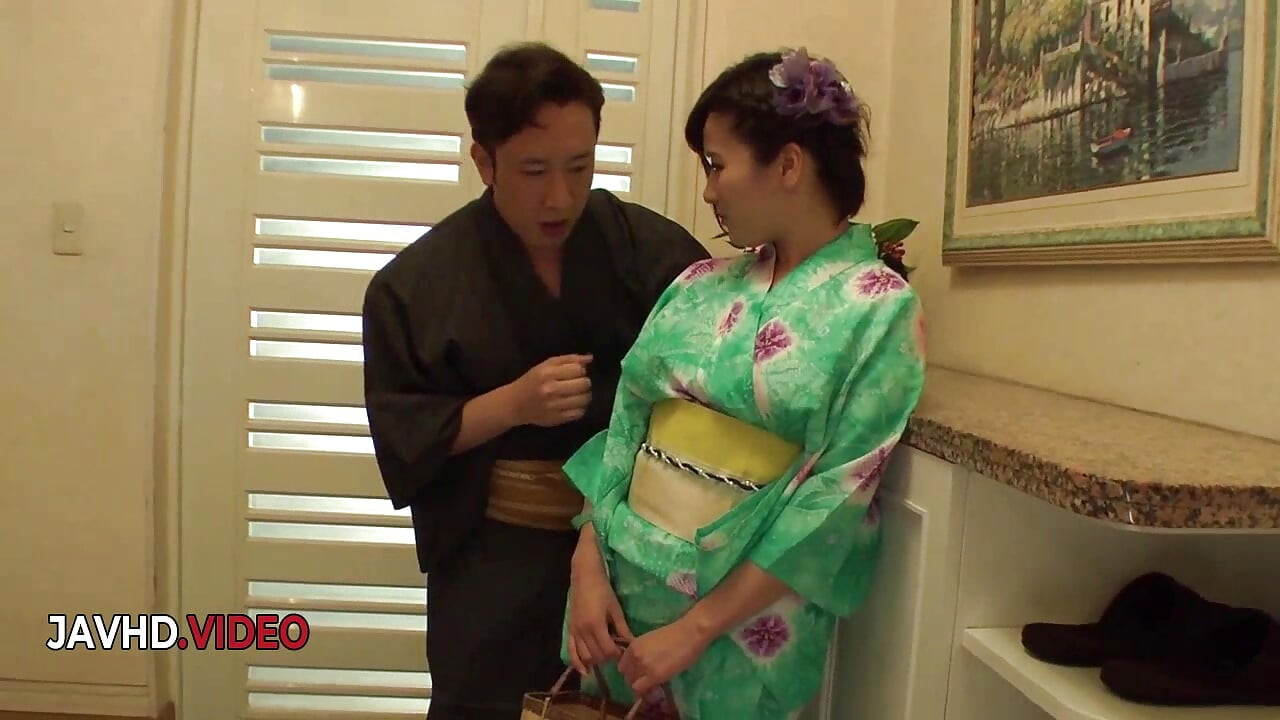 Dona de casa japonesa gostosa compartilha sessão íntima de cam com marido