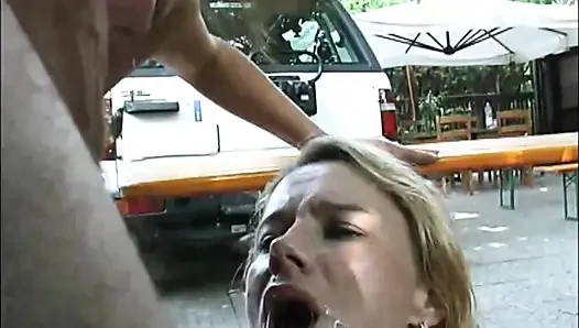Federica ist eine sehr schmutzige blondine und ihre freunde sind alle Schlampen. Blowjob und sperma im mund und viel harter analsex