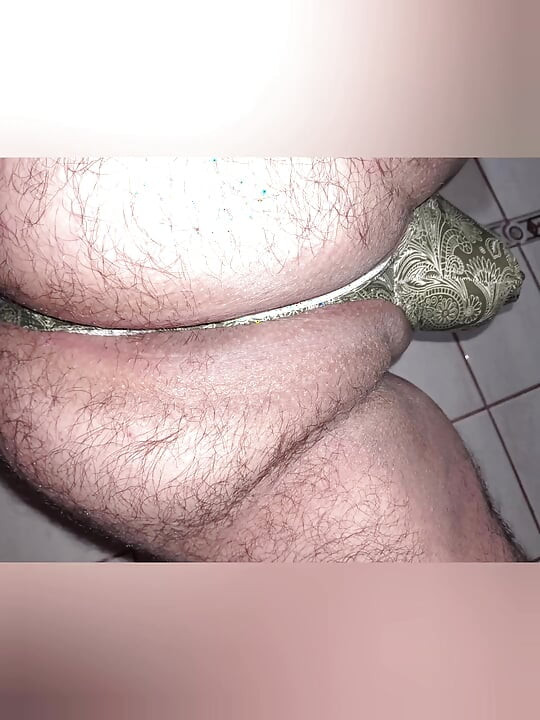 Bom esperma e penetração anal usando fio dental verde fino