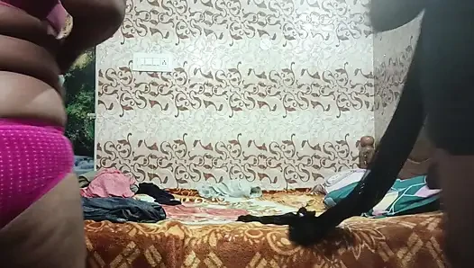 Istriku memijat penis di rumah dan berhubungan seks dengannya. Comming di pantat istri