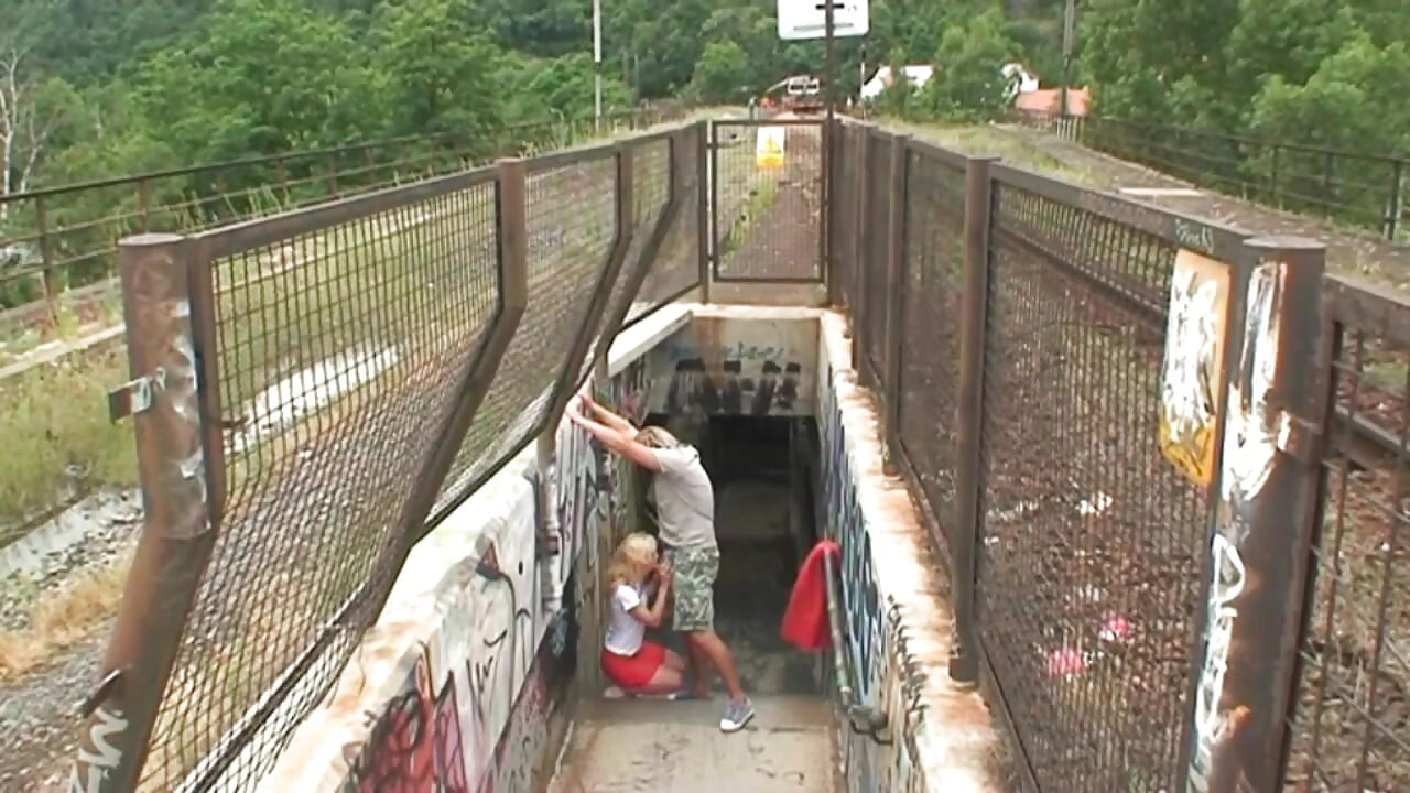 हॉट सुनहरे बालों वाली की घर के बाहर मुश्किल से चुदाई!