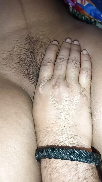 Desi Pooja Bhabhi Apni Chut Massage