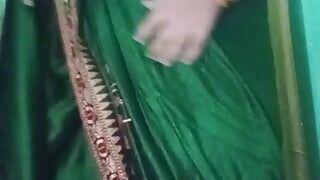 穿着绿色纱丽服的印度同性恋变装者gaurisissy玩弄她的大胸部并抚摸她的屁股