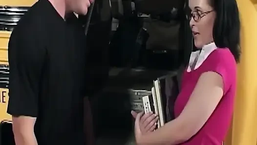Olgun esmer orta yaşlı seksi kadın üniversite otobüsünde sert sikiliyor