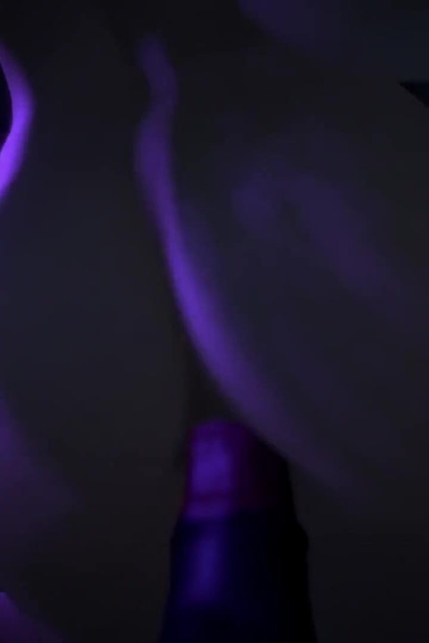 Loira gata cavalgando vibrador na floresta: 3D porn