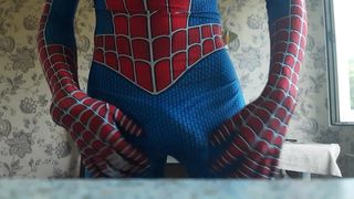 Ik trek mijn pik af in kostuum van Spiderman