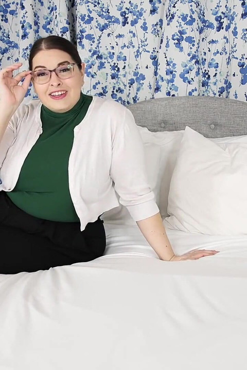 Tombul üvey anne azgın orta yaşlı seksi kadına dönüşüyor